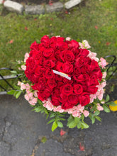 Load image into Gallery viewer, 100 Long stem Roses with Spray Roses
