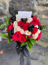 Load image into Gallery viewer, 50 long stem roses with Vase no
