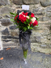 Load image into Gallery viewer, 50 long stem roses with Vase no
