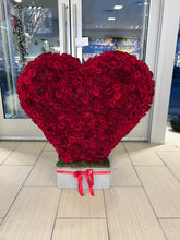 Load image into Gallery viewer, 3.5 ft Fresh Rose Heart
