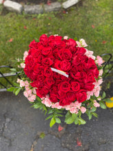Load image into Gallery viewer, 100 Long stem Roses with Spray Roses
